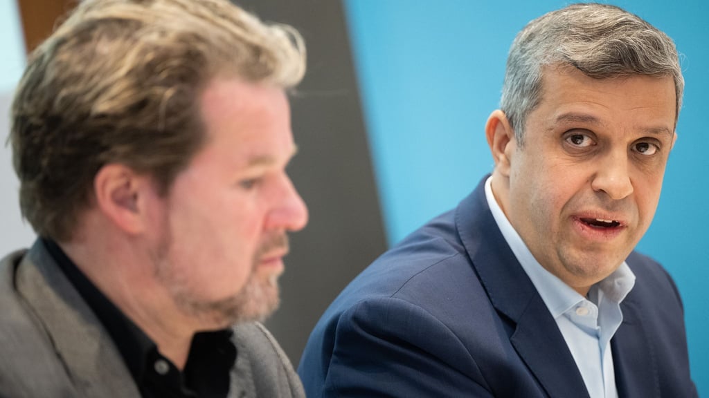 Die Fraktionschefs von CDU und SPD, Dirk Stettner und Raed Saleh, sind froh über die Verständigung über den milliardenschweren Berliner Doppelhaushalt. (Archivbild)