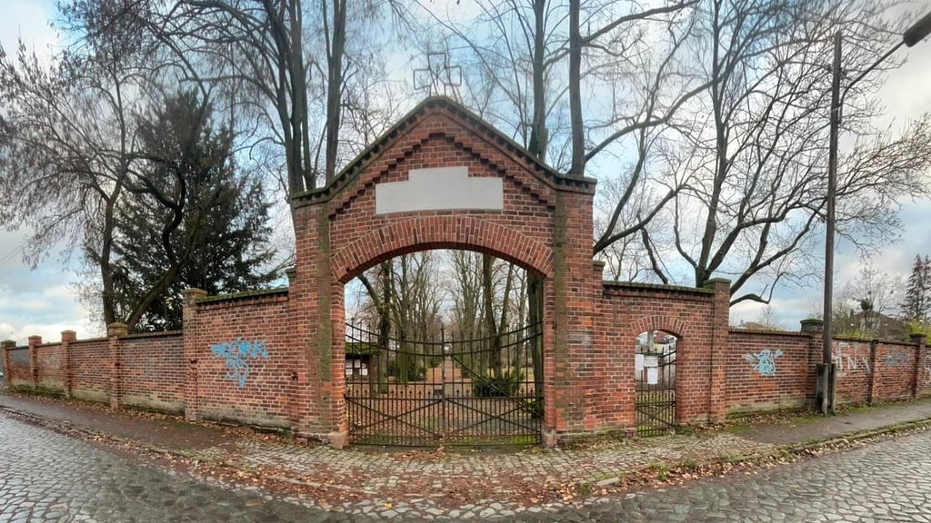 Der Friedhof der Pfeifferschen Stiftungen in Magdeburg wurde im Herbst 2025 für Besucher geschlossen. Hinterbliebene dürfen die Gräber seitdem nicht mehr besuchen.&nbsp;&nbsp;