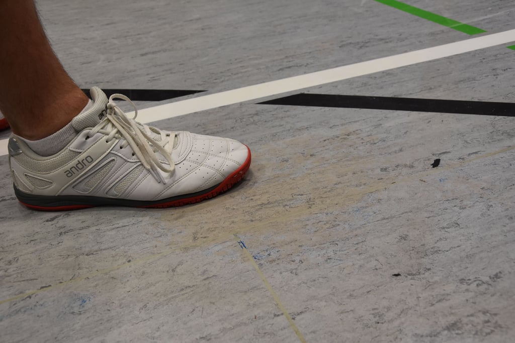 Überall in der Turnhalle gibt es jetzt braune Flecken. Der Belag ist an diesen Stellen stumpf.