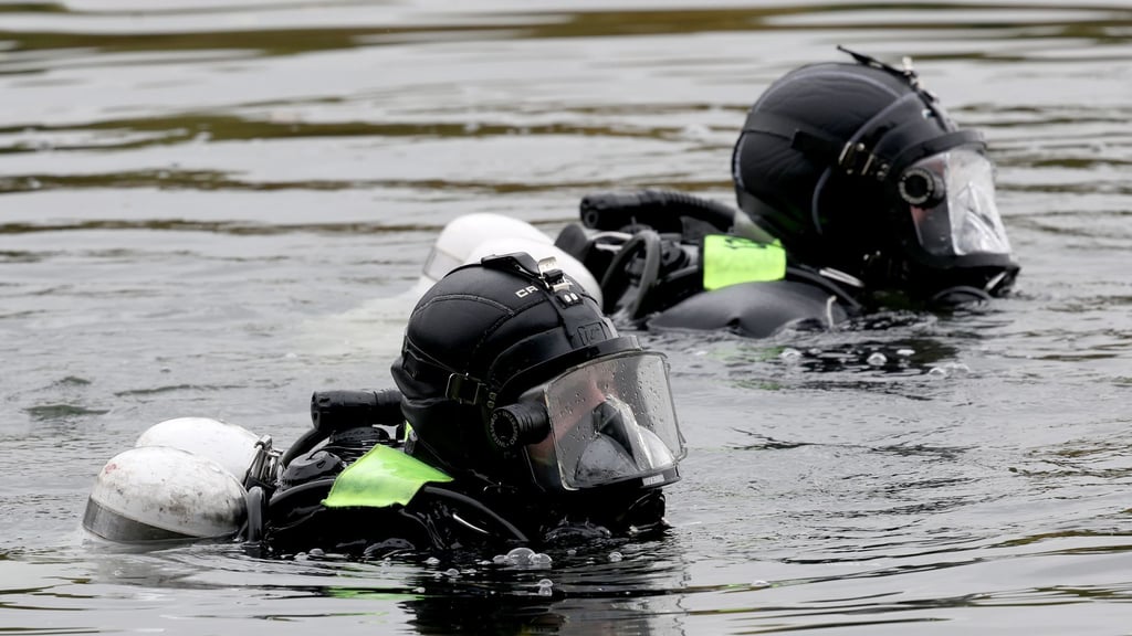 Taucher suchen nach dem Vermissten im Geierswalder See. (Symbolbild)