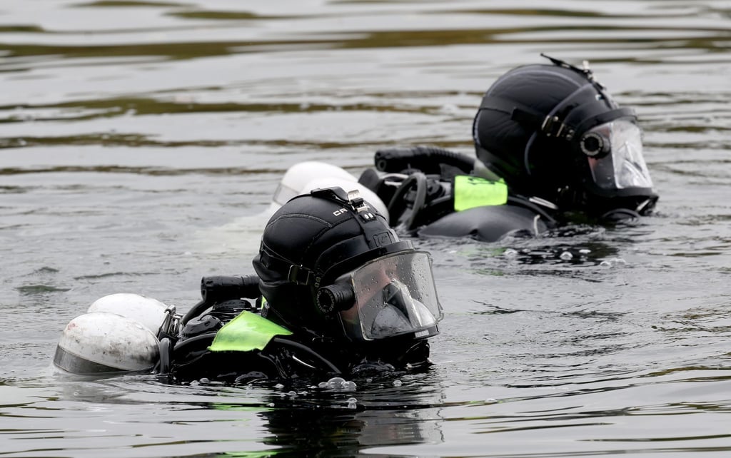 Taucher suchen nach dem Vermissten im Geierswalder See. (Symbolbild)