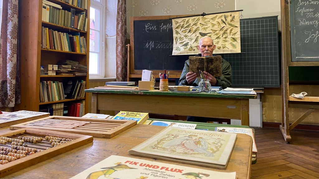 Fast 19 Jahre lang zeigte Ottmar Wolff Interessierten, wie Schule in der Vergangenheit aussah. Doch nun ist das kleine Museum in Benzingerode (Harz) geschlossen. 