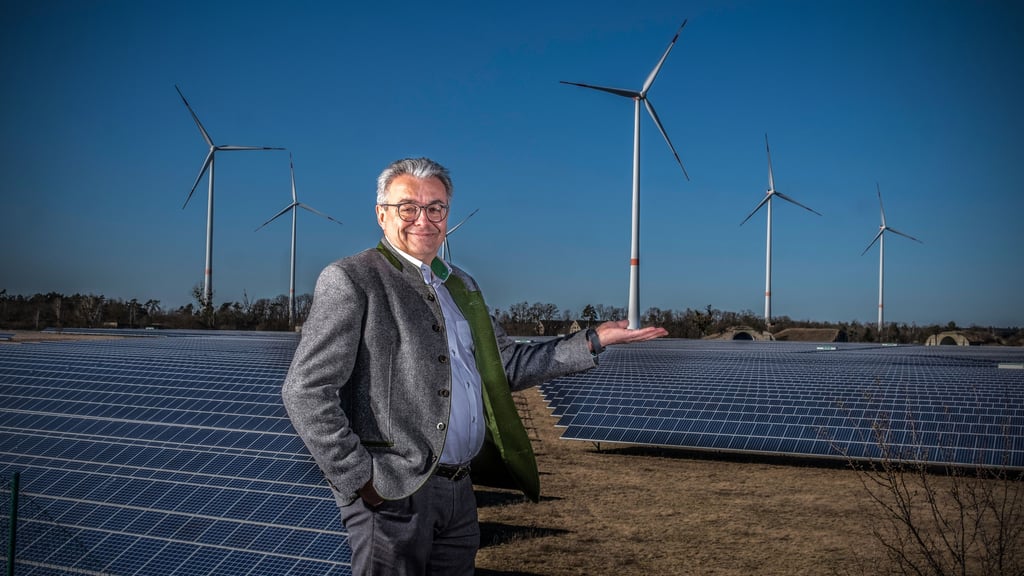 Als Geschäftsführer der Getec Green Energy erklärte Chris Döhring 2022 auf dem ehemaligen Militärflugplatz in Zerbst die Windradprojekte. Neue Anlagen sollten Strom zur Wasserstoff-Herstellung liefern.