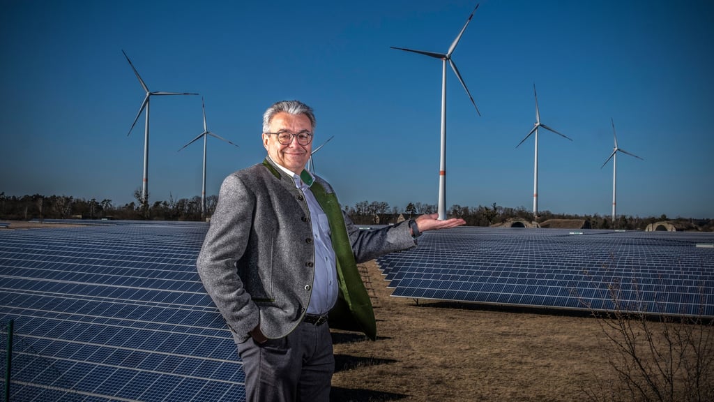 Als Geschäftsführer der Getec Green Energy erklärte Chris Döhring 2022 auf dem ehemaligen Militärflugplatz in Zerbst die Windradprojekte. Neue Anlagen sollten Strom zur Wasserstoff-Herstellung liefern.