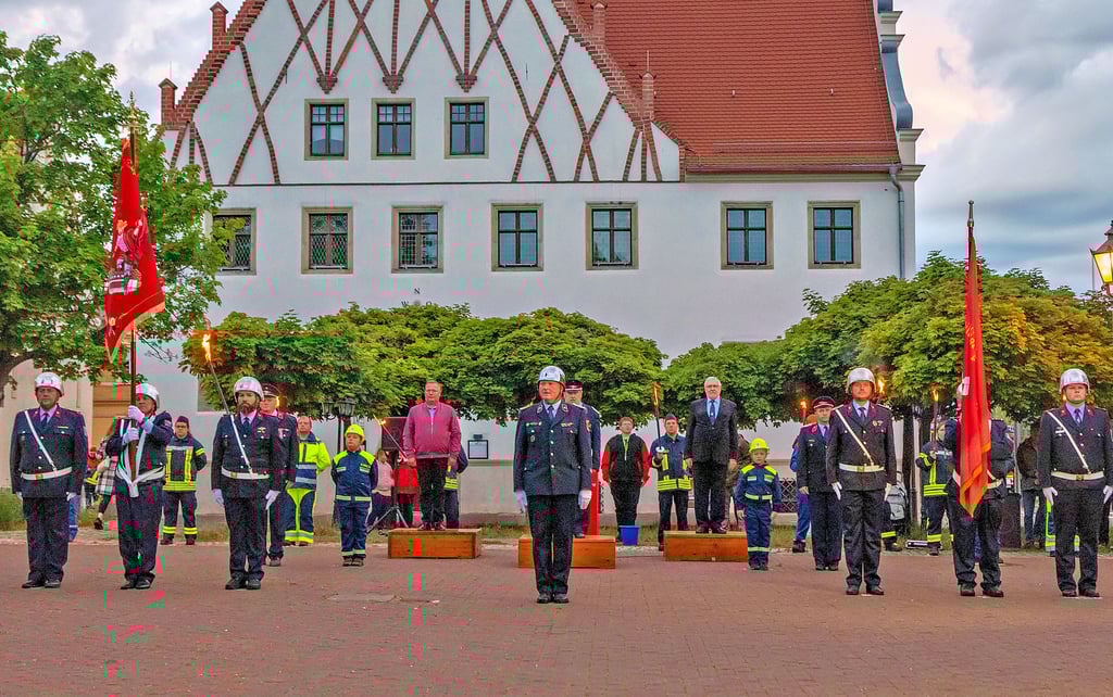Beim Zapfenstreich der Feuerwehr im Mai vertrat Ordnungsamtsleiter Zelinka (li.) den Dienstherren, Alt-Bürgermeister Müller (r.) ist Ehrenmitglied. 