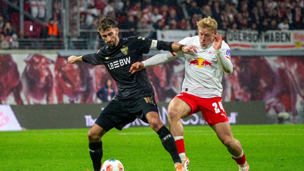 Atakan Karazor (VFB Stuttgart) wird von Xaver Schlager bedrängt.