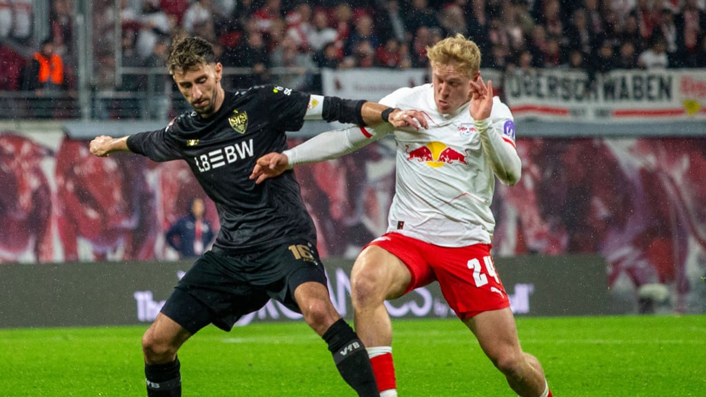 Atakan Karazor (VFB Stuttgart) wird von Xaver Schlager bedrängt.