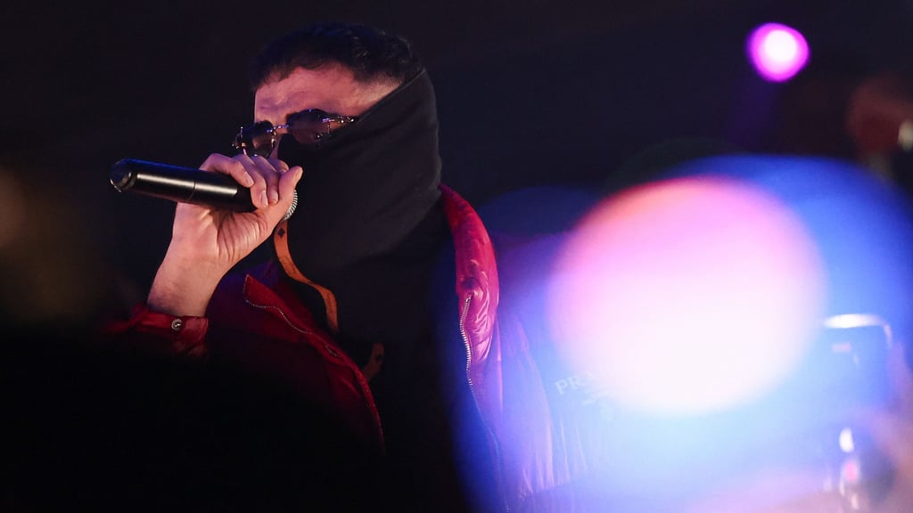 In dem Song singt und rappt der Musiker das erste Mal nur auf Türkisch. (Archivbild)