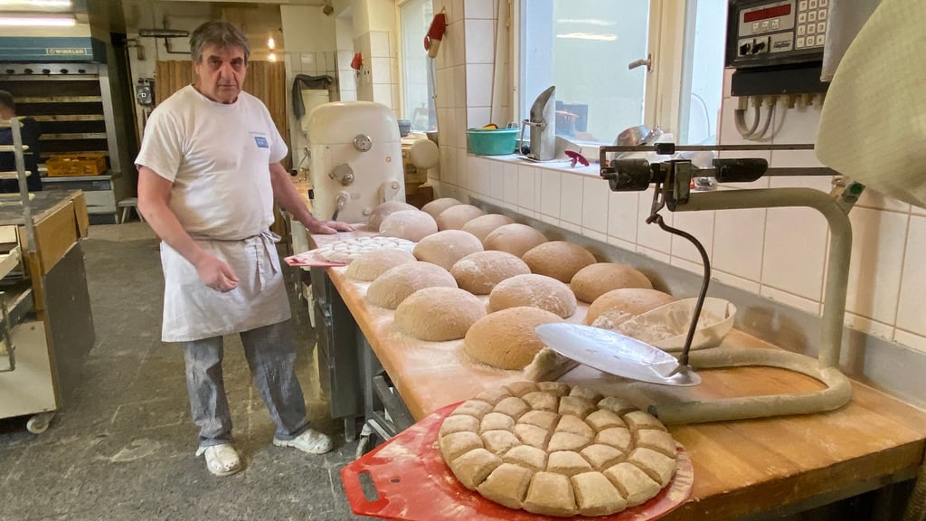 In Handarbeit stellt Thomas Walter in Güsen die Brötchen in der Backstube her. Seit knapp 60 Jahren existiert der traditionelle Betrieb bereits.