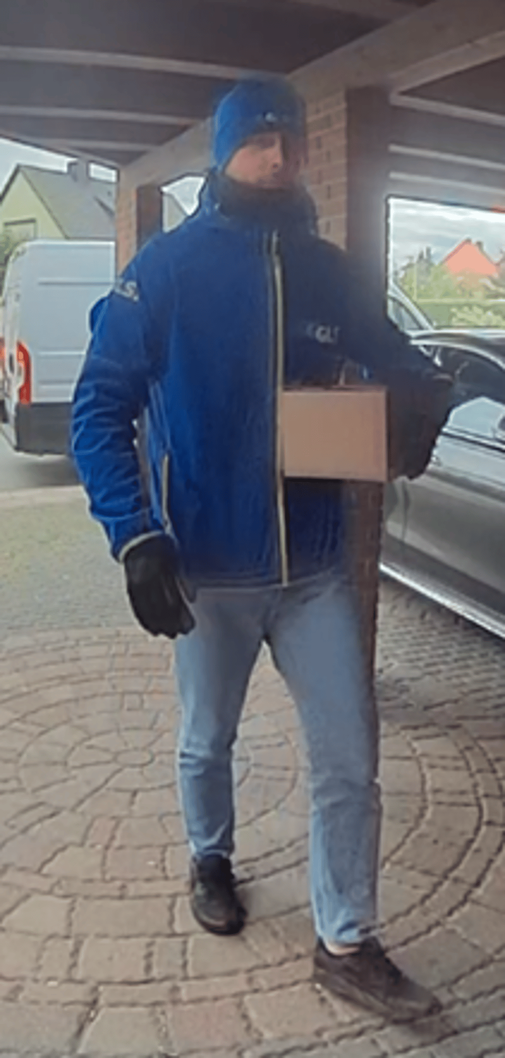 Der mutmaßliche Täter ist zwischen 1.85 und 1.90 Meter groß. Bei der Tat trug er eine blaue Jacke mit GLS-Logo.