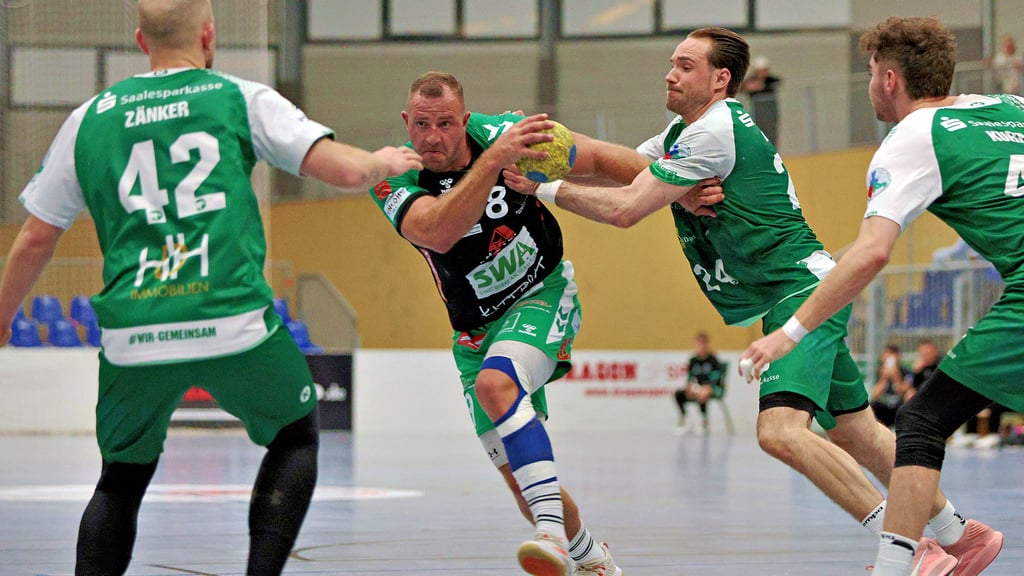 Der HC Aschersleben, hier mit Kreisläufer Chris Hoffmann am Ball, erwartet die HSG Freiberg zum Regionalliga-Duell im Ballhaus. 