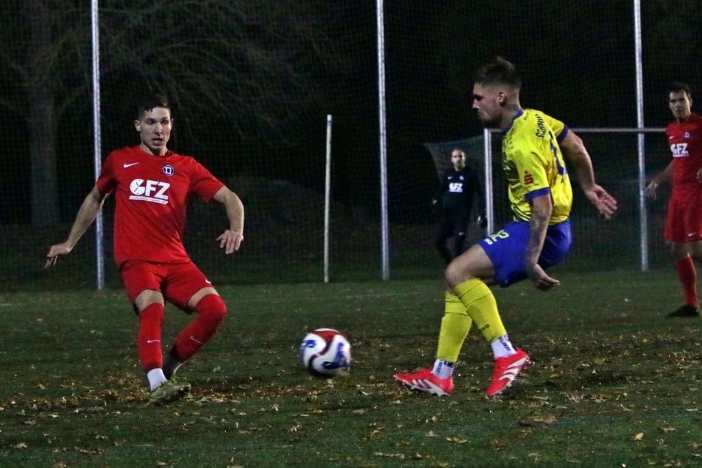Leon Schmidt (rechts im Zweikampf mit dem Dessauer  Vyacheslav Biryuk) kann heute nicht auf Torjagd gehen.