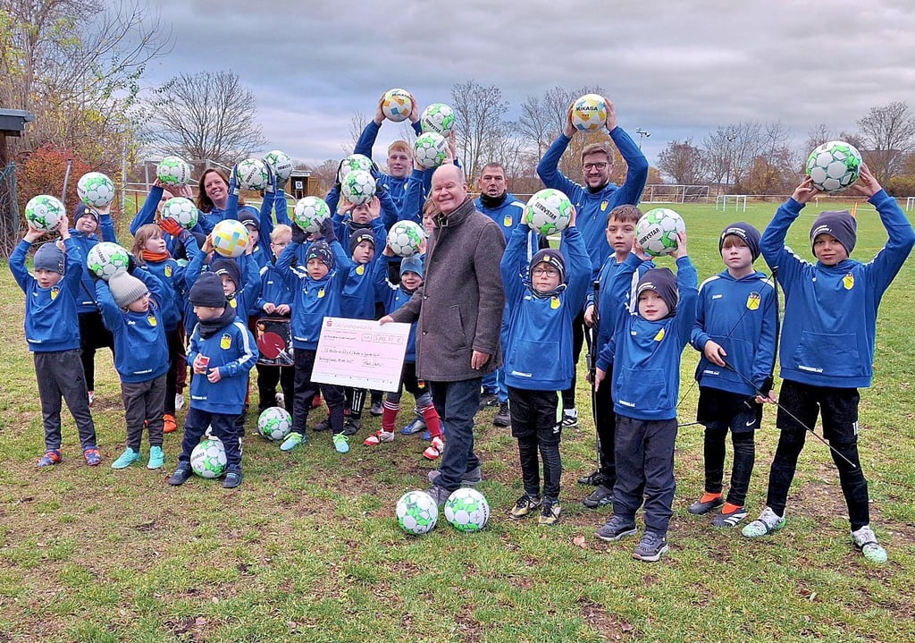 Die SG Neuborna kann sich dank Paul Koller (Mitte) über einen warmen Geldregen freuen. 