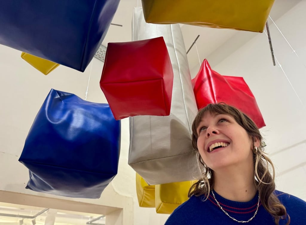 Nele Lippert arbeitet in ihrer Arbeit „Alles wird gut“ - ein Mobile aus genähten Kunstlederwürfeln - ihre persönliche Familiengeschichte auf. Diese und weitere Exponate sind derzeit in der Hochschulgalerie im Volkspark zu sehen. 