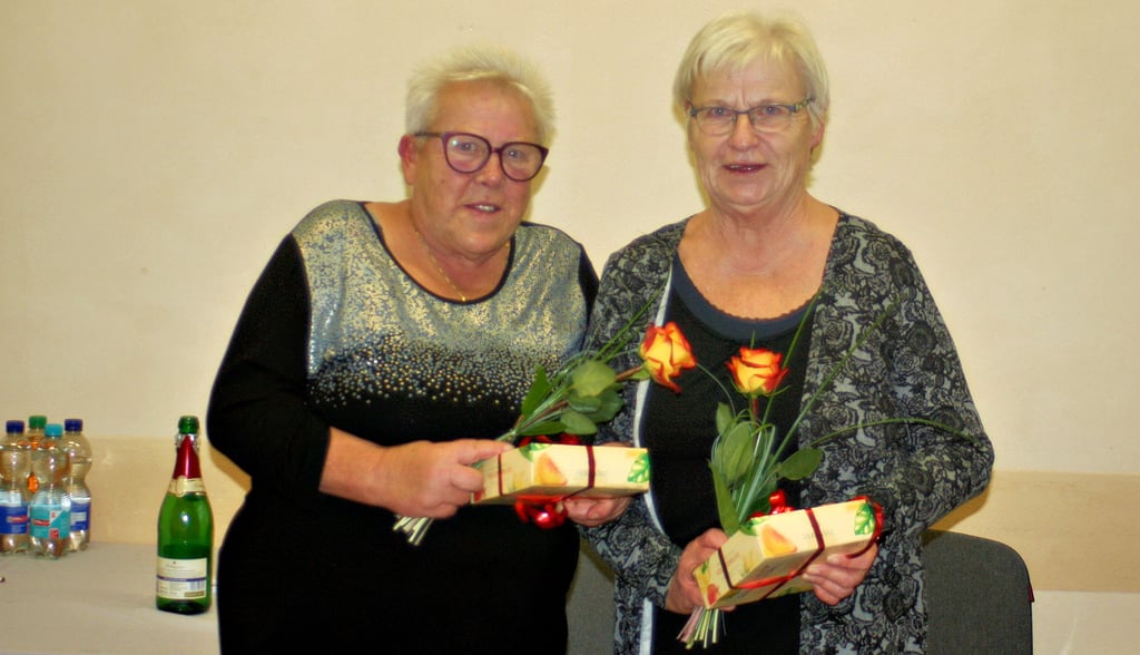Renate Klus (links) und Silvia Knauer (rechts) werden für ihren Verdienst geehrt. 