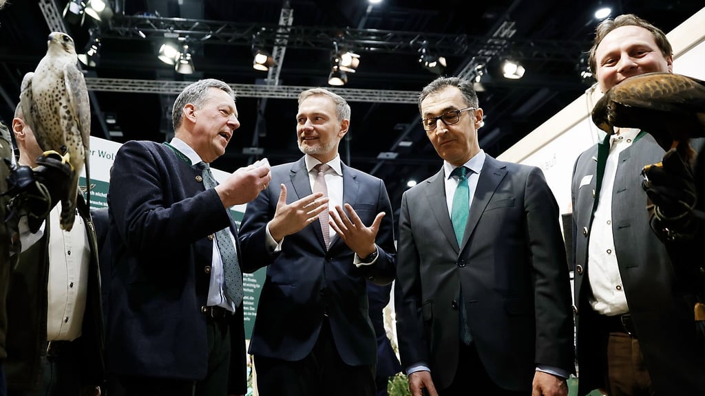 Im vergangenen Jahr konnten Politiker bei Rundgängen noch Greifvögel auf der Grünen Woche bewundern - 2026 wohl nicht. (Archivbild)