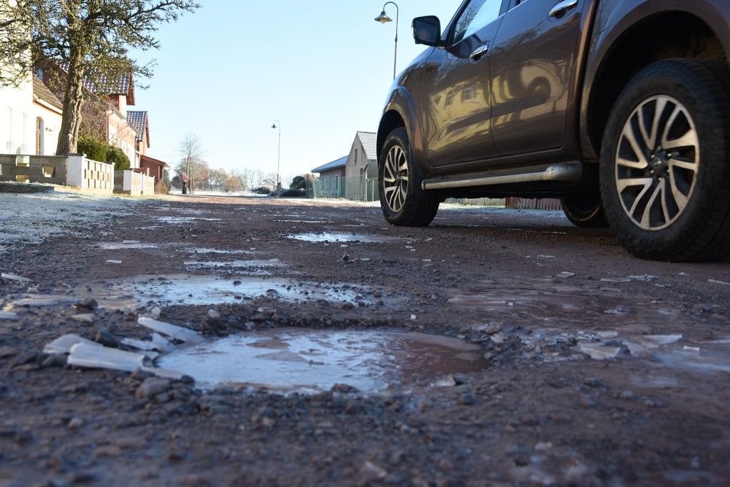 Die löchrige Sandstraße in Vahrholz.