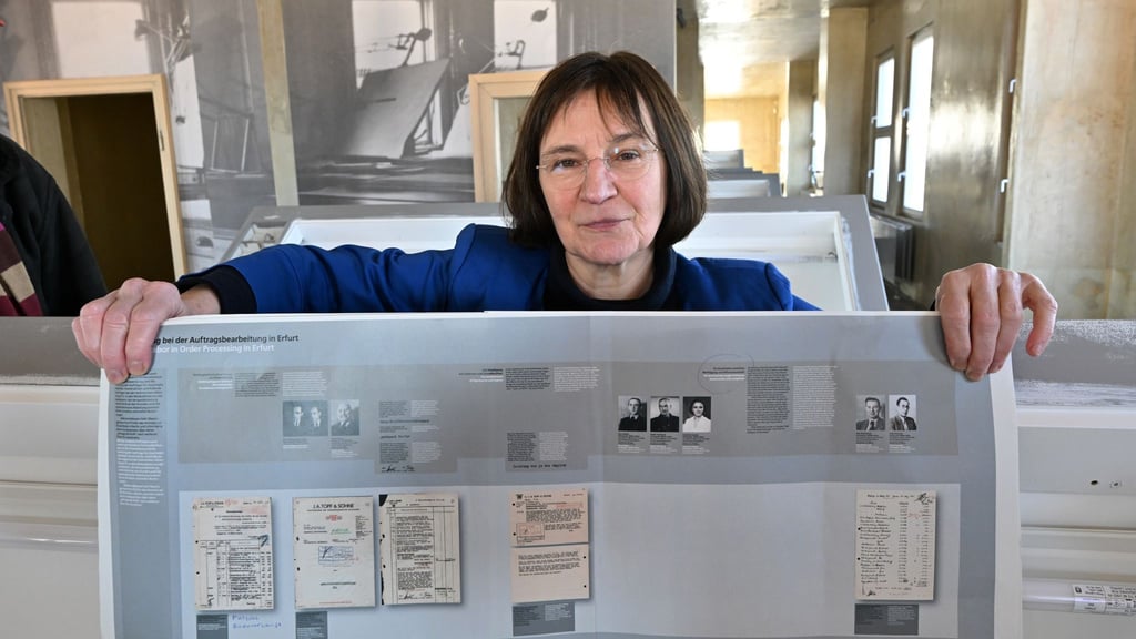 Annegret Schüle, Leiterin des Erinnerungsortes Topf & Söhne, präsentiert Pläne für die Erweiterung der Dauerausstellung.