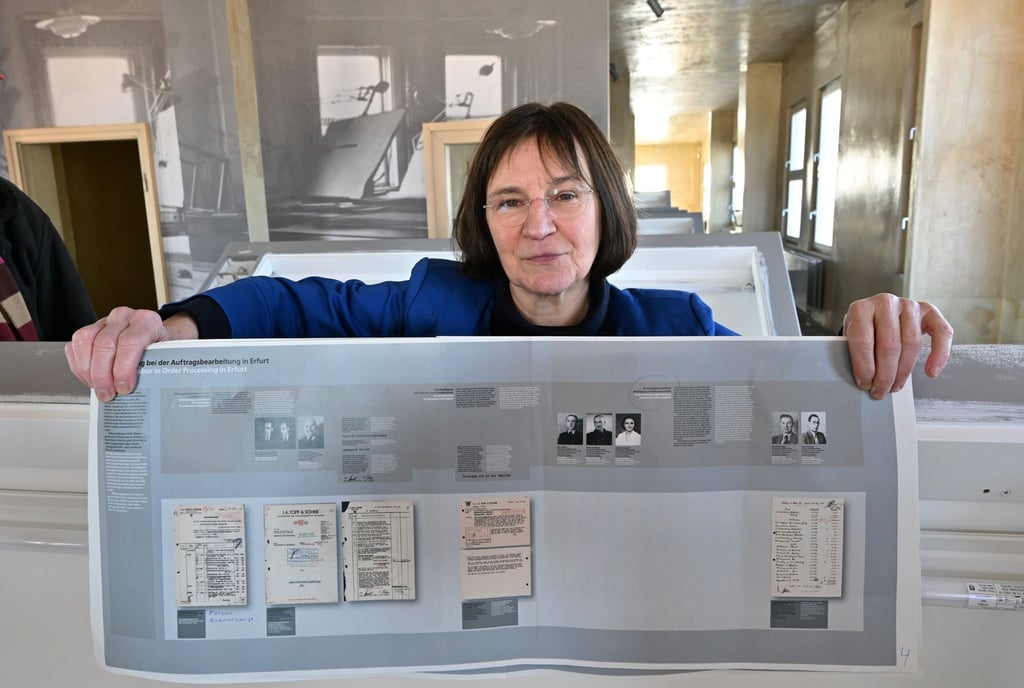 Annegret Schüle, Leiterin des Erinnerungsortes Topf & Söhne, präsentiert Pläne für die Erweiterung der Dauerausstellung.