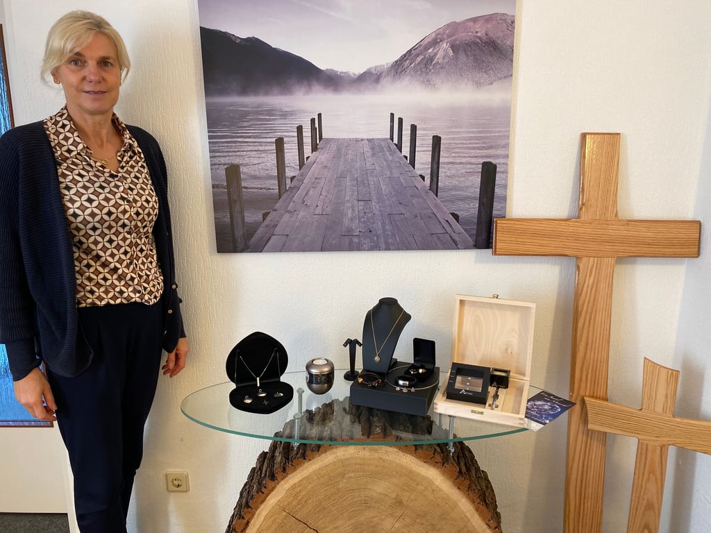 Verschiedene Erinnerungsstücke aus der Asche des Verstorbenen werden bei Gabi Ewert in Genthin angeboten.