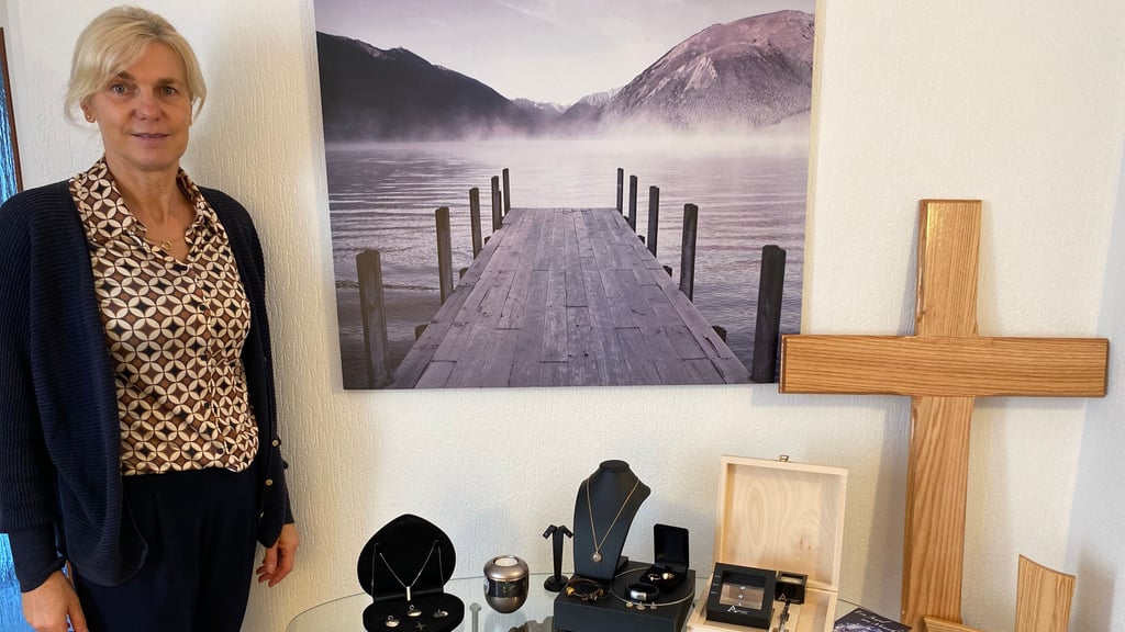 Verschiedene Erinnerungsstücke aus der Asche des Verstorbenen werden bei Gabi Ewert in Genthin angeboten.