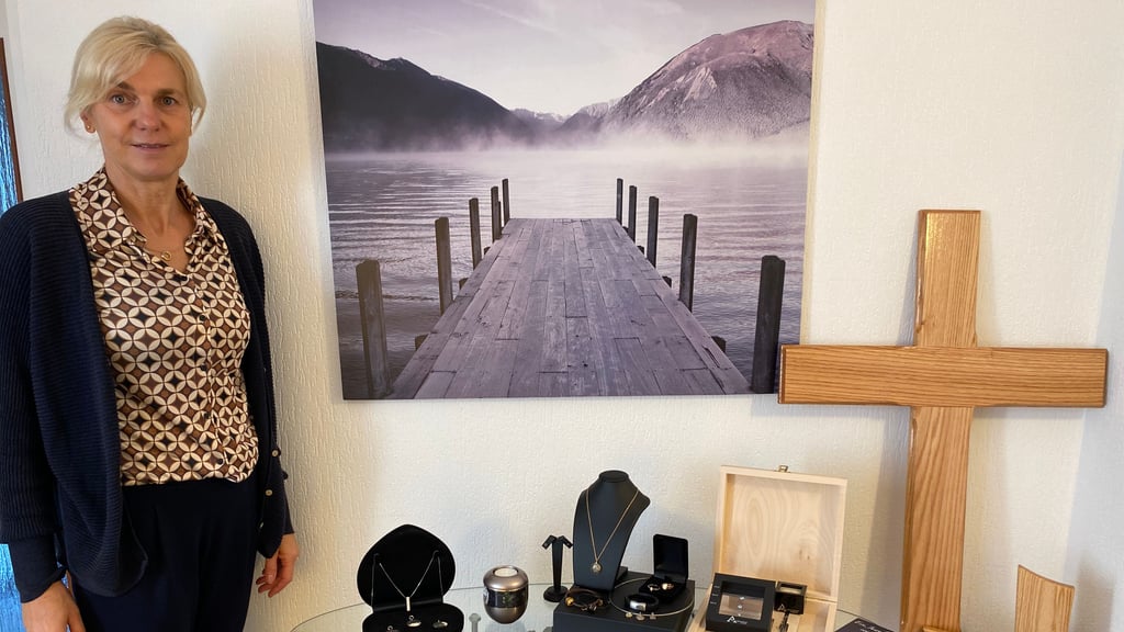 Verschiedene Erinnerungsstücke aus der Asche des Verstorbenen werden bei Gabi Ewert in Genthin angeboten.