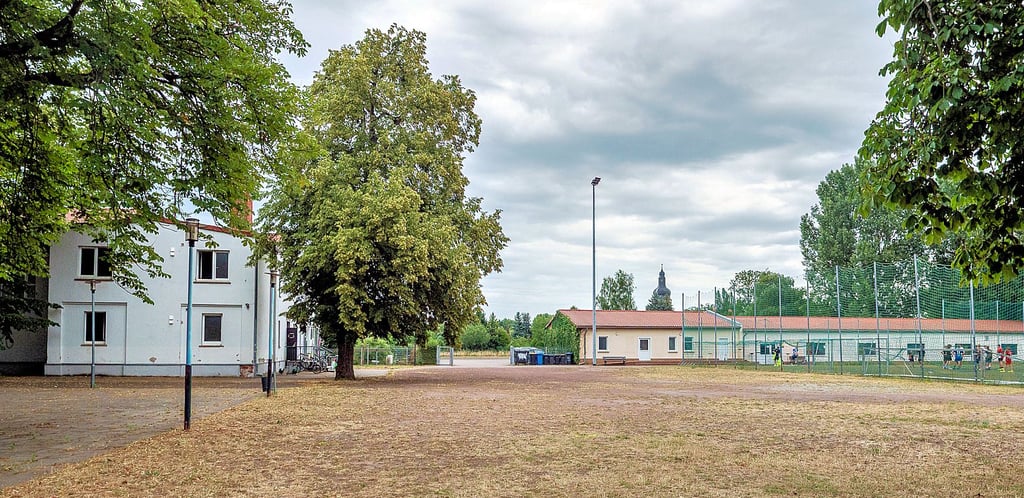 Die neue Mehrzweckhalle soll auf dem freien Bereich am Volkshaus gebaut werden und einen Teil der Sporthalle (links auf dem Foto) integrieren, um den Sanitärtrakt weiter zu nutzen und Baukosten zu sparen. Die Versammlungsgstätte (rechts auf dem Foto) bleibt bestehen. Viel mehr ist zu den Planungen bisher öffentlich  nicht bekannt geworden. 