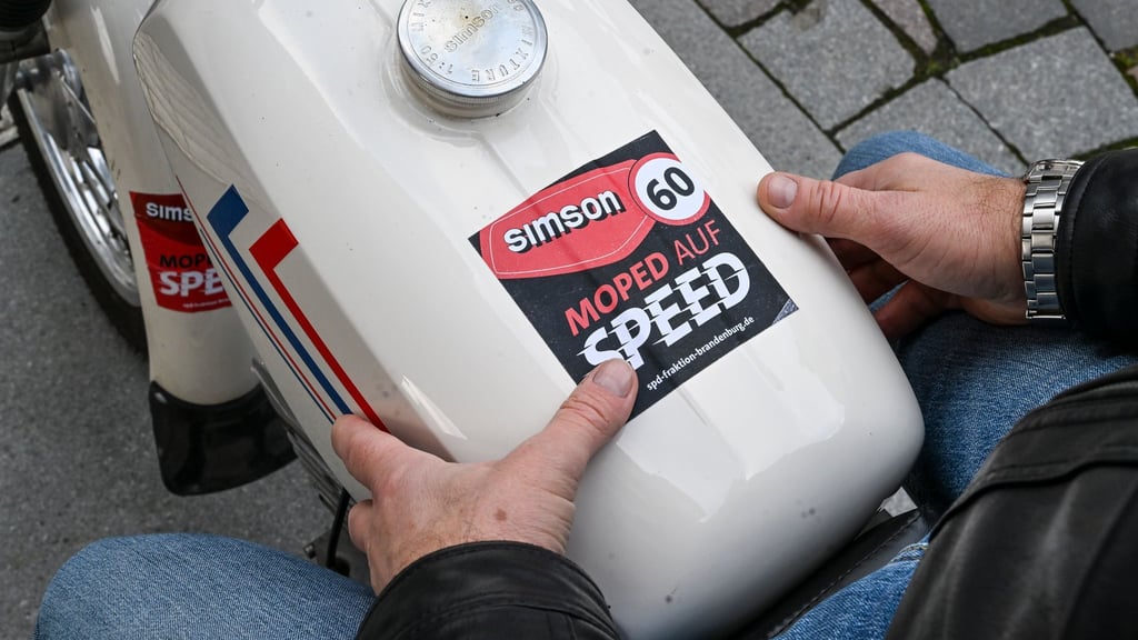 Der brandenburgische Landtag setzt sich einstimmig dafür ein, Tempo 60 auch für re-importierte DDR-Zweiräder der Marke Simson zuzulassen. (Archivbild)