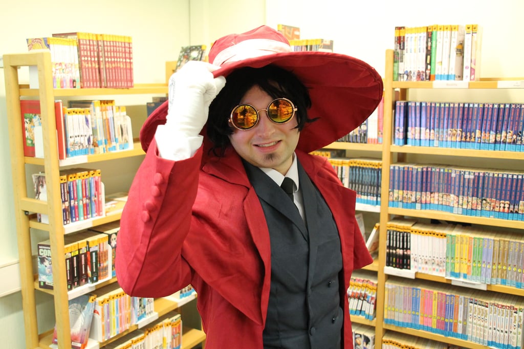 In der Manga-Ecke der halleschen Stadtbibliothek zeigt Max Heimann sich als Alucard aus der Anime-Serie Hellsing. 