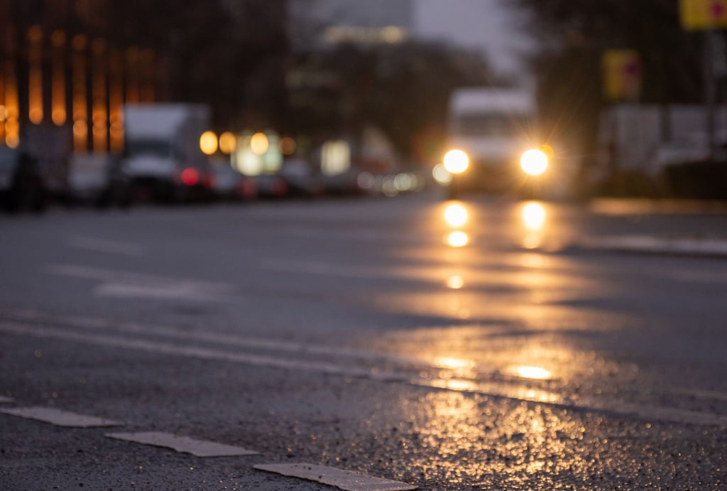 In Berlin könnte es am Morgen auf den Straßen glatt sein. (Archivbild)