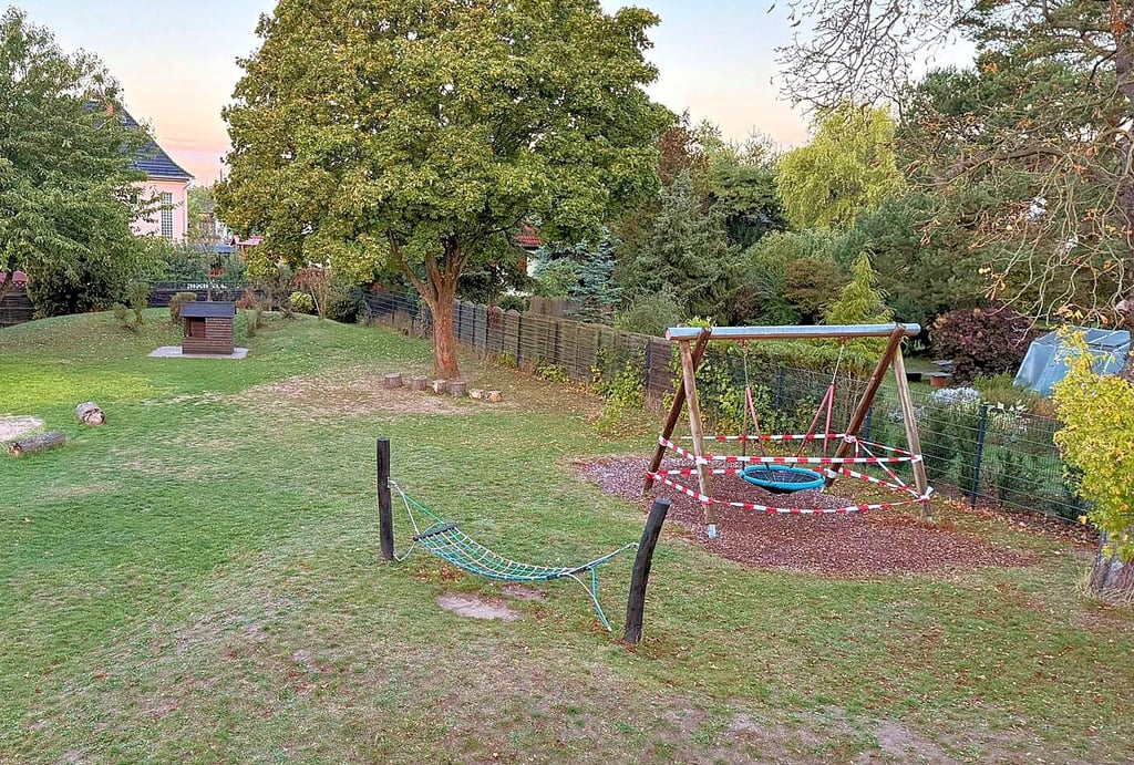 Die Nestschaukel auf dem Pausenhof der Förderschule Lindenstraße in Schönebeck ist defekt. Gleiches gilt für das Trampolin. 