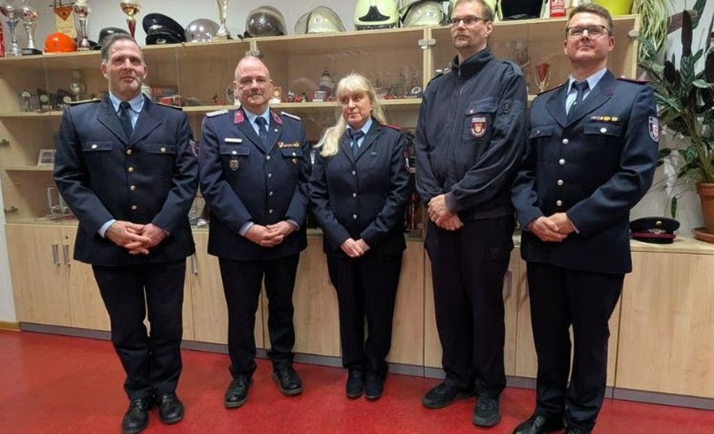 Der neue Vorstand beim Feuerwehrverband Halle e.V. wurde am Donnerstagabend gewählt. Im Vorstand sind: Von links - Daniel Schöppe, Andy Ziems, Constanze Radam, David Faatz und Michael Schiedewitz.&nbsp;
