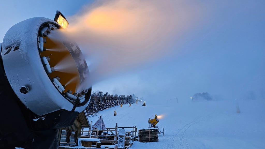 In Sachsens Wintersportgebieten laufen die Schneekanonen.