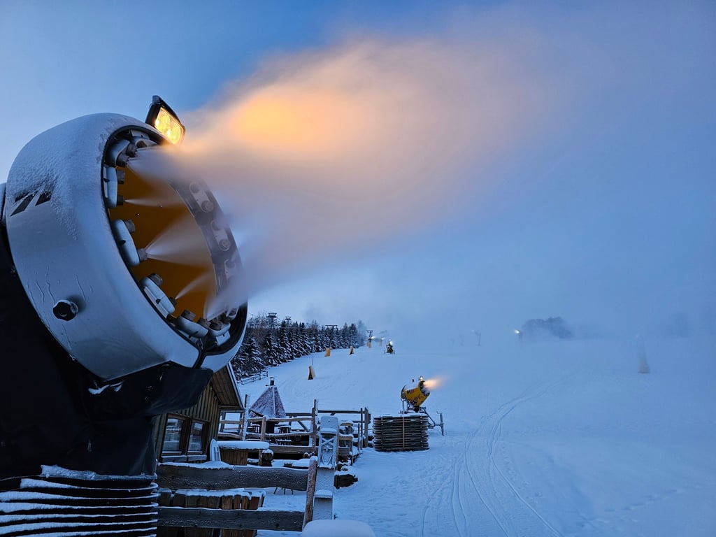 In Sachsens Wintersportgebieten laufen die Schneekanonen.