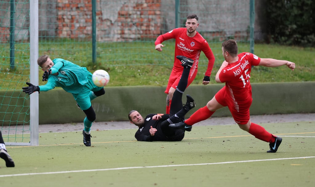 Sudenburgs Keeper Felix Jentsch und Philipp Schimmelpfennig versuchten auch gegen Benny Beyer (im Schuss) zu retten, was zu retten geht. Trotzdem kassierten die Sudenburger bei Börde eine deutliche Niederlage.
