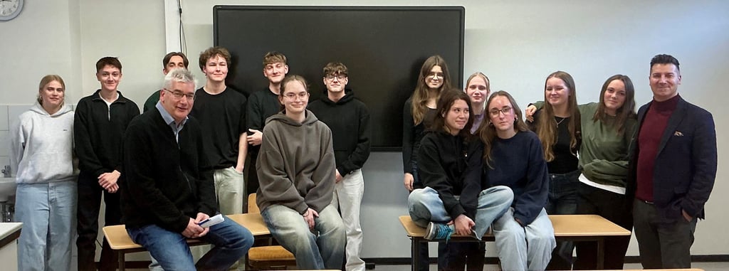 Schüler der 11. Klassen des Schollgymnasiums in Magdeburg im Gespräch mit Volksstimme-Lokalchef Rainer Schweingel (vorn links) und ihrem stellvertretenden Schulleiter Mirko Bischoff (r.)