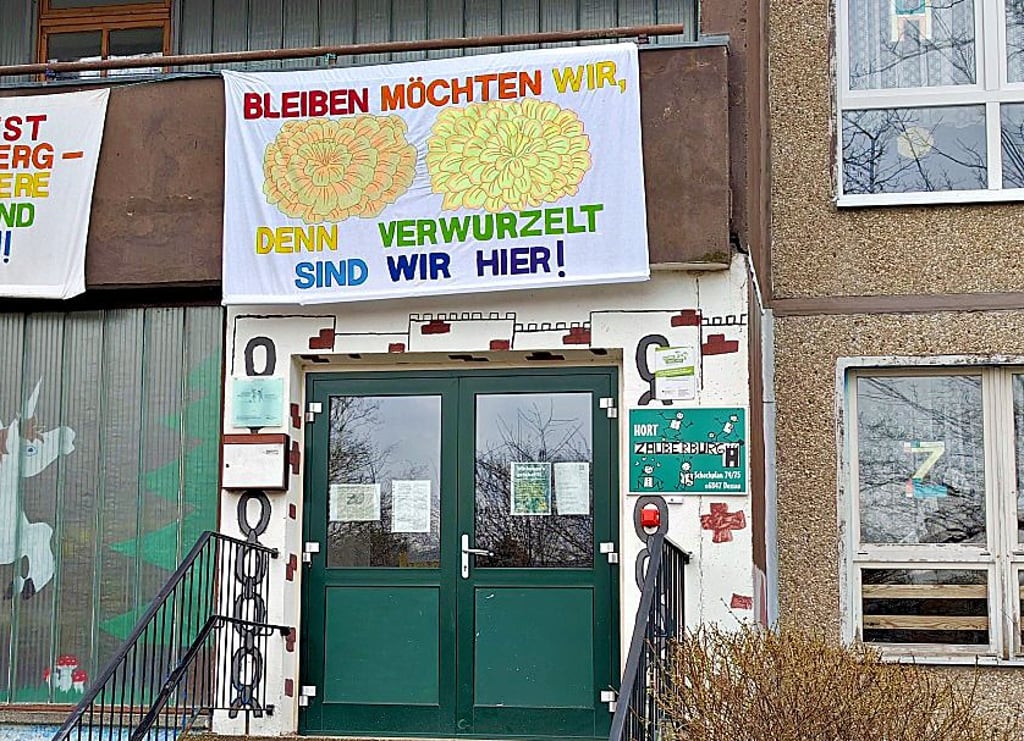 Plakate werben für den Erhalt des Horts Zauberburg.