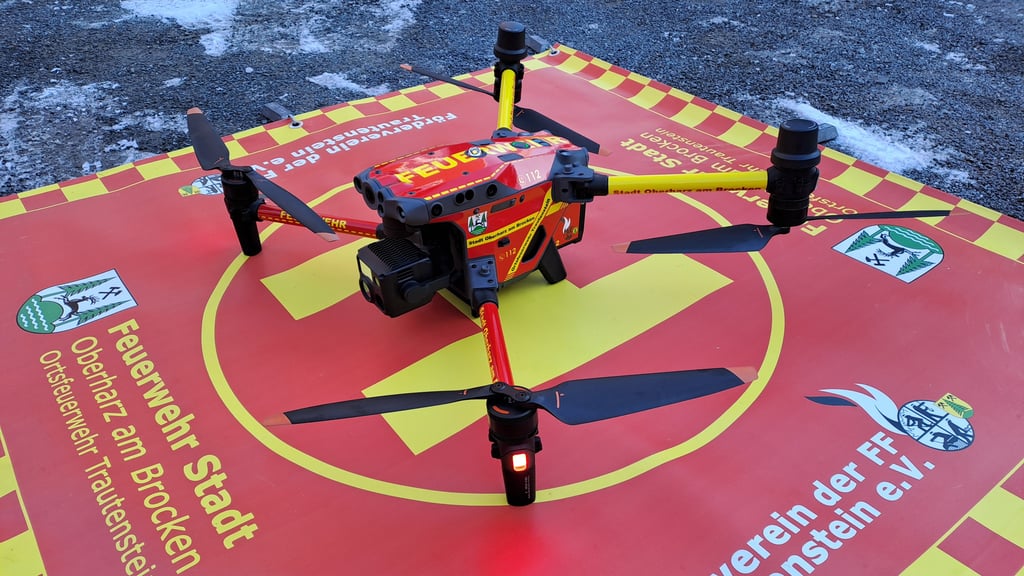 Die neue Drohne wurde der Stadt Oberharz am Brocken vom Förderverein der Freiwilligen Feuerwehr Trautenstein überreicht.