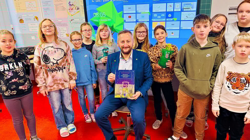 Der Landtagsabgeordnete Sven Rosomkiewicz hatte am Vorlesetag das Buch „Abenteuer im Ringheiligtum Pömmelte“ in die 4b der Grundschule Wolmirsleben mitgebracht.