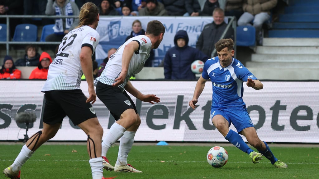 Das Schema F im Spiel des 1. FC Magdeburg: Flügelspieler wie Alexander Nollenberger (rechts) schlagen permanent den Haken nach innen.