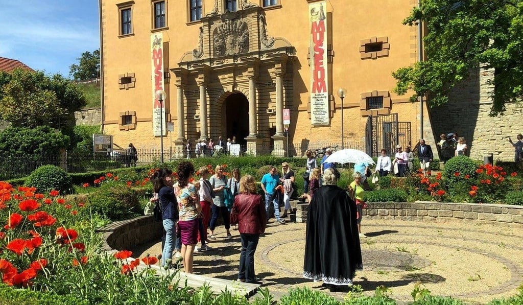 Christine Strüplign führt regelmäßig Gäste durch Zeitz, vor allem durch den Schlosspark Moritzburg als Hofdame.