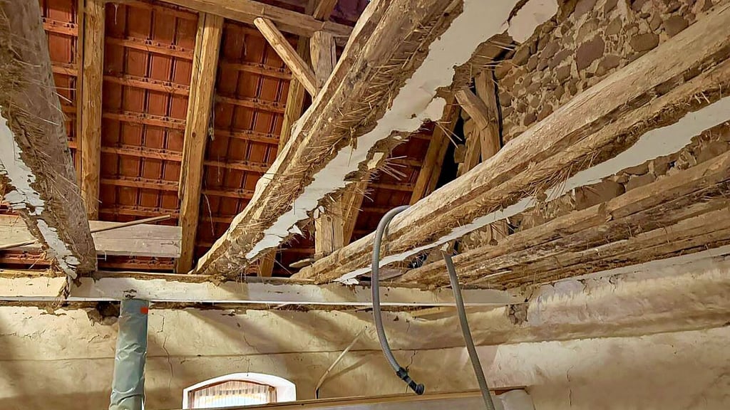 Der Echte Hausschwamm hat sich in den Balken in der Groß Bierstedter Kirche eingenistet. Die Sanierung muss nun überdacht werden. 