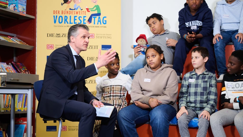 Kanzleramtschef Thorsten Frei (CDU) war zu Besuch in der Robert-Reinick-Grundschule.