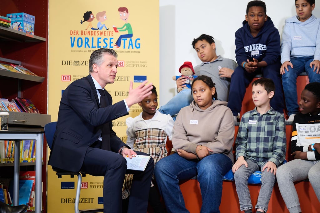 Kanzleramtschef Thorsten Frei (CDU) war zu Besuch in der Robert-Reinick-Grundschule.
