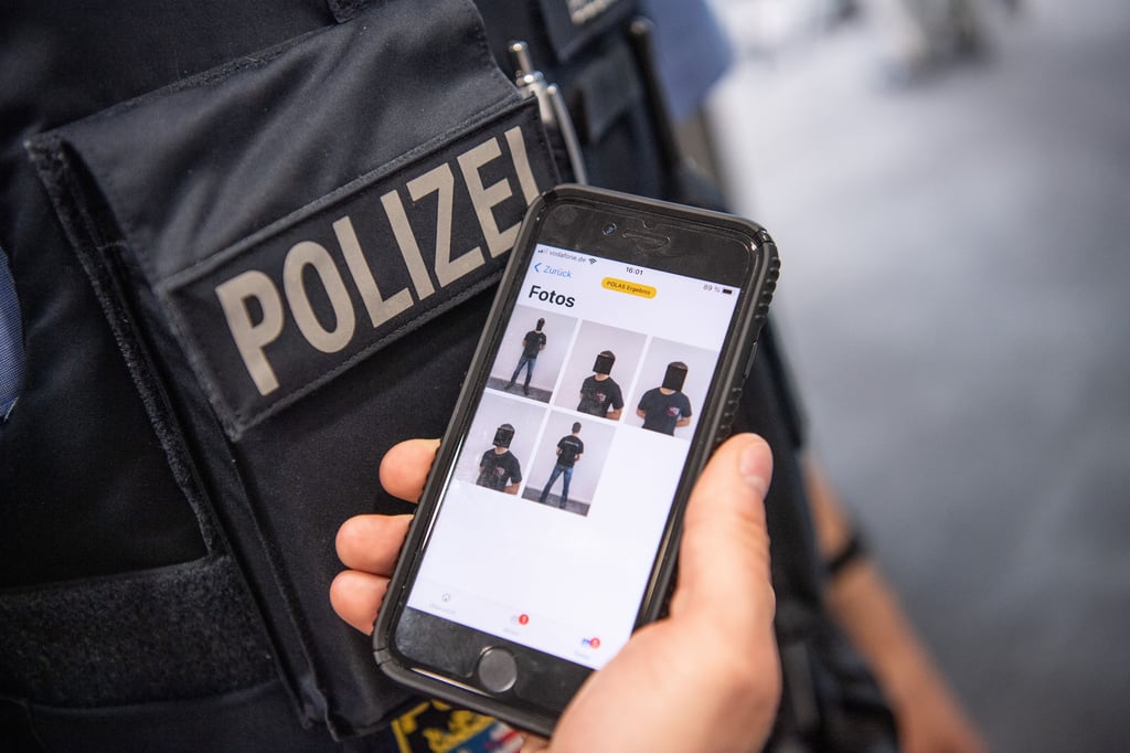 Oft nutzen Polizisten lieber ihr privates Handy bei der Arbeit - das sollte eigentlich vorbei sein.