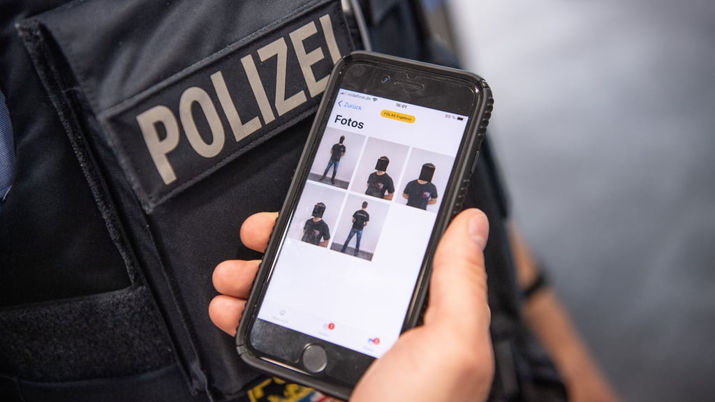 Oft nutzen Polizisten lieber ihr privates Handy bei der Arbeit - das sollte eigentlich vorbei sein. Doch die Dienst-Iphones der Beamten offenbaren im Einsatz offenbar teils massive Mängel.&nbsp;
