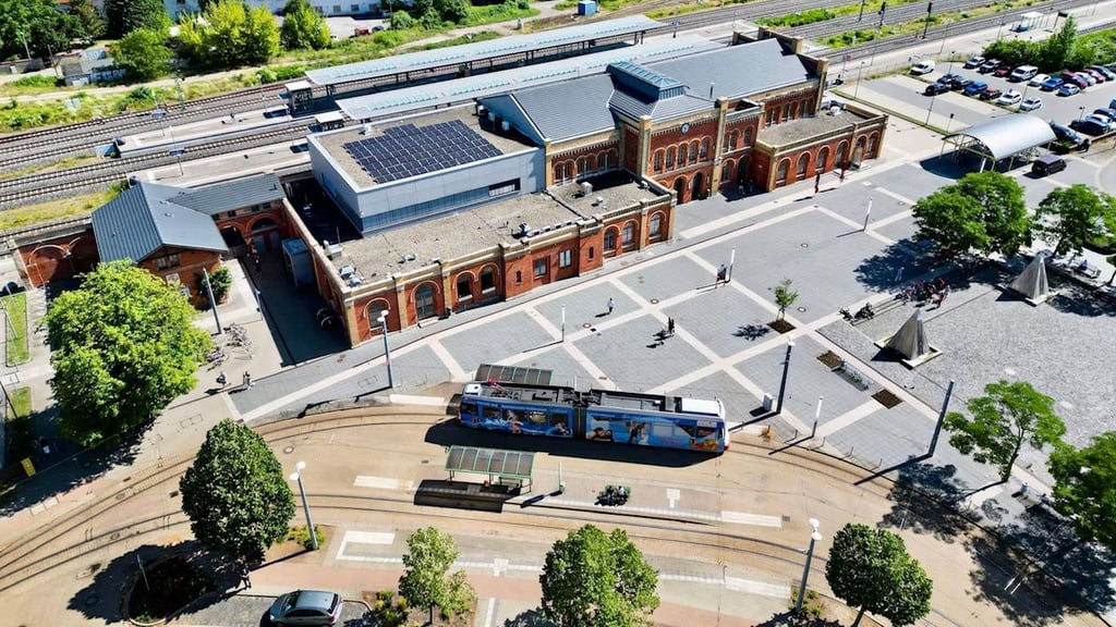 Blick auf den Bahnhofsvorplatz und den Hauptbahnhof von Halberstadt. Das komplett gepflasterte Areal heizt sich im Sommer ziemlich auf.