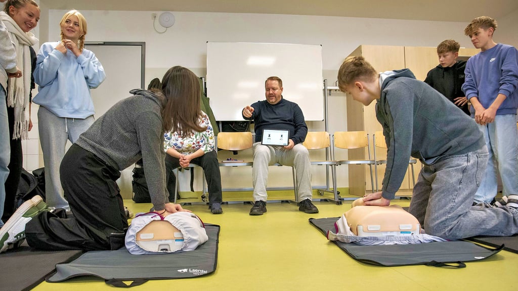 Schüler der achten Klassen des  Walter-Gropiu-Gymnasiums in Dessau konnten bei einem Reanimationstraining die Herzdruckmassage üben.