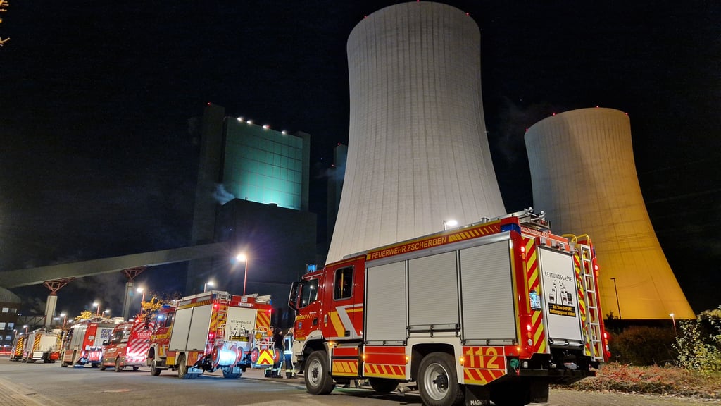 Auch in der Nacht beschäftigt der Brand am Kraftwerk Schkopau weiterhin die Einsatzkräfte.