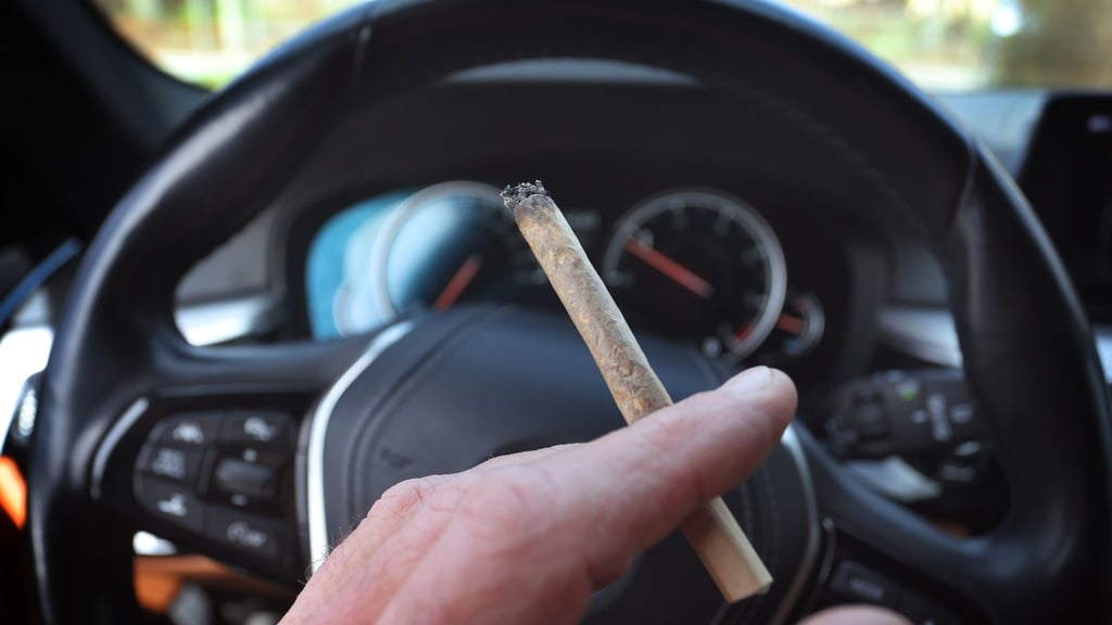 Birgt der gleichzeitige Konsum von Cannabis und Alkohol erhöhte Unfallrisiken im Straßenverkehr? Die Bundesregierung soll nach einer Entschließung im Bundesrat Auswirkungen des Mischkonsums untersuchen lassen. (Archivbild)